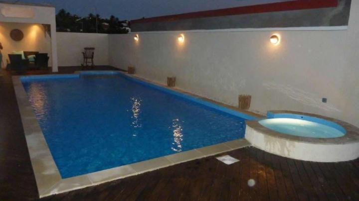 Construction de piscine en pierre naturelle L'Étang-Salé