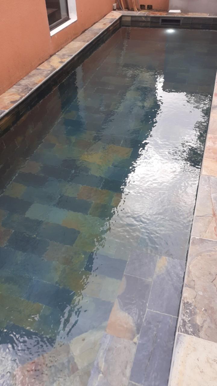 Construction de piscine en pierre naturelle L'Étang-Salé