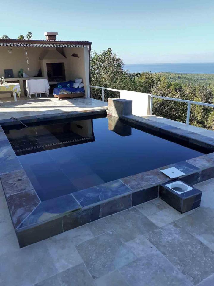 Construction de piscine en pierre naturelle L'Étang-Salé