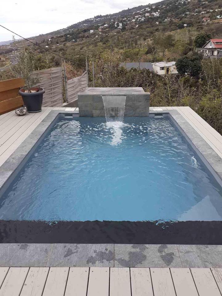 Construction de piscine en pierre naturelle L'Étang-Salé
