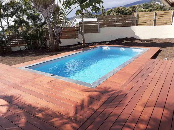 Construction de piscine en pierre naturelle L'Étang-Salé