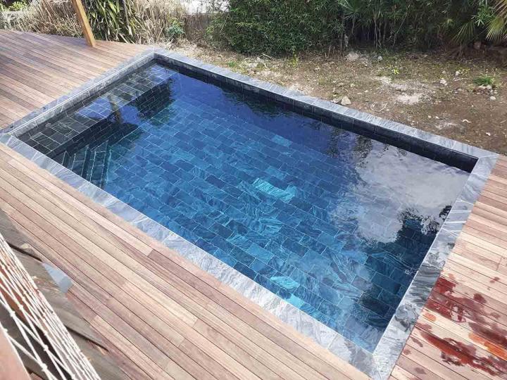 Des professionnels de la construction de piscine en pierre naturelle à L'Étang-Salé