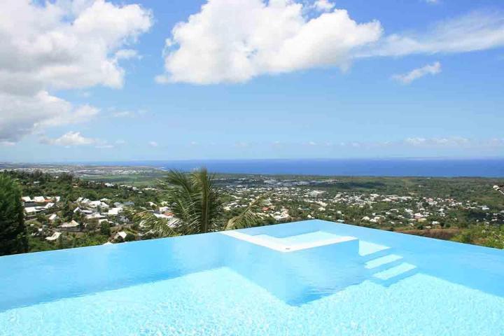 Construction de piscine en pierre naturelle L'Étang-Salé
