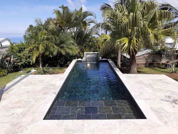 Des professionnels de la construction de piscine en pierre naturelle à L'Étang-Salé