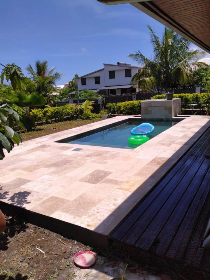 Des professionnels de la construction de piscine en pierre naturelle à L'Étang-Salé
