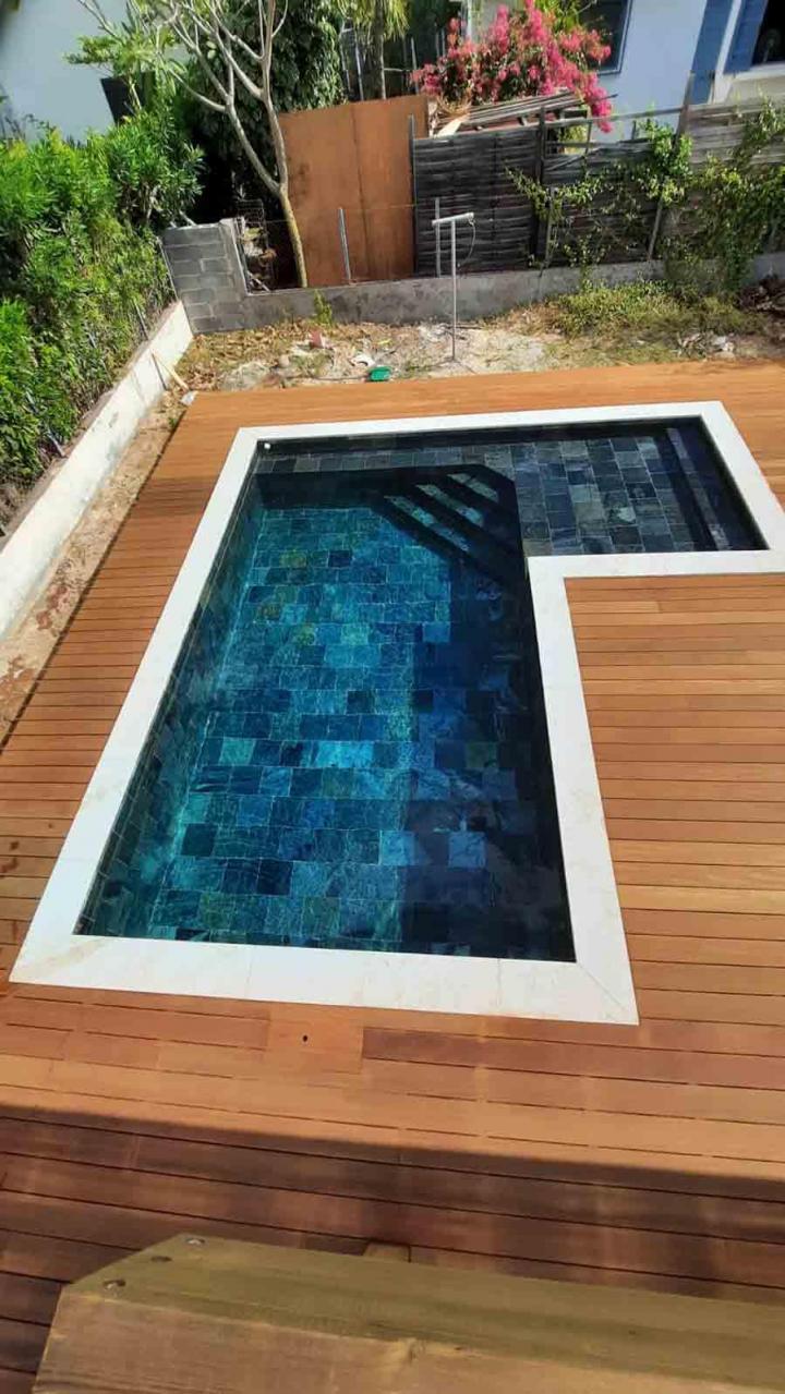 Des professionnels de la construction de piscine en pierre naturelle à L'Étang-Salé