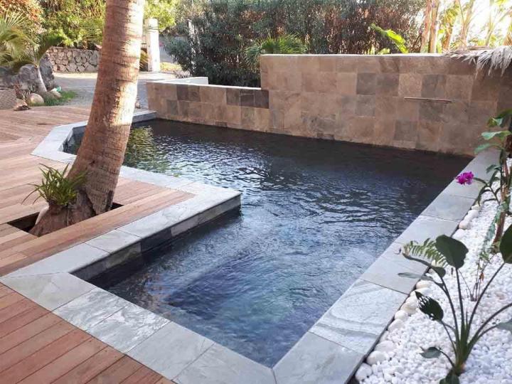 Des professionnels de la construction de piscine en pierre naturelle à L'Étang-Salé