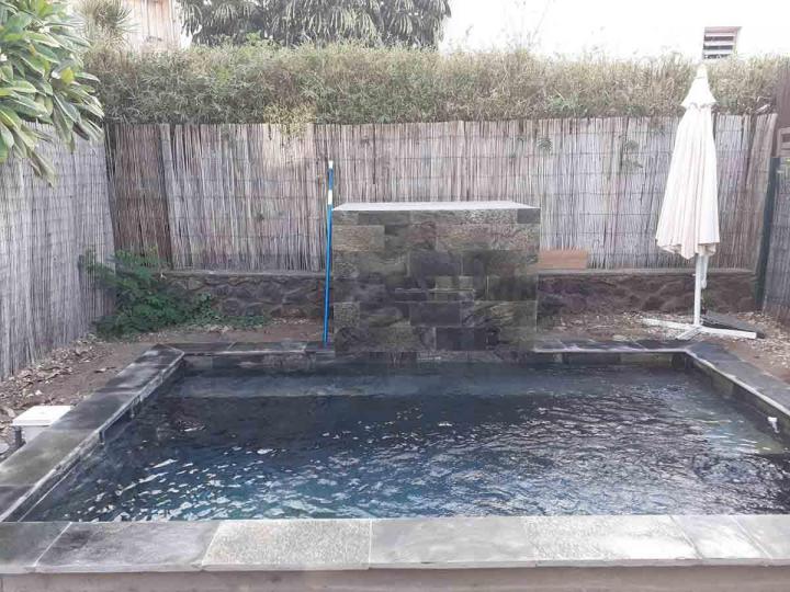 Des professionnels de la construction de piscine en pierre naturelle à L'Étang-Salé