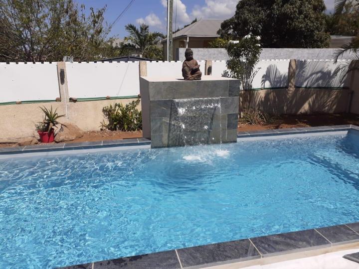 s professionnels de la construction de piscine en pierre naturelle à L'Étang-Salé