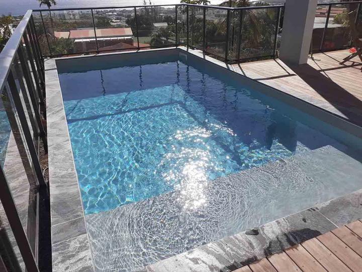 s professionnels de la construction de piscine en pierre naturelle à L'Étang-Salé