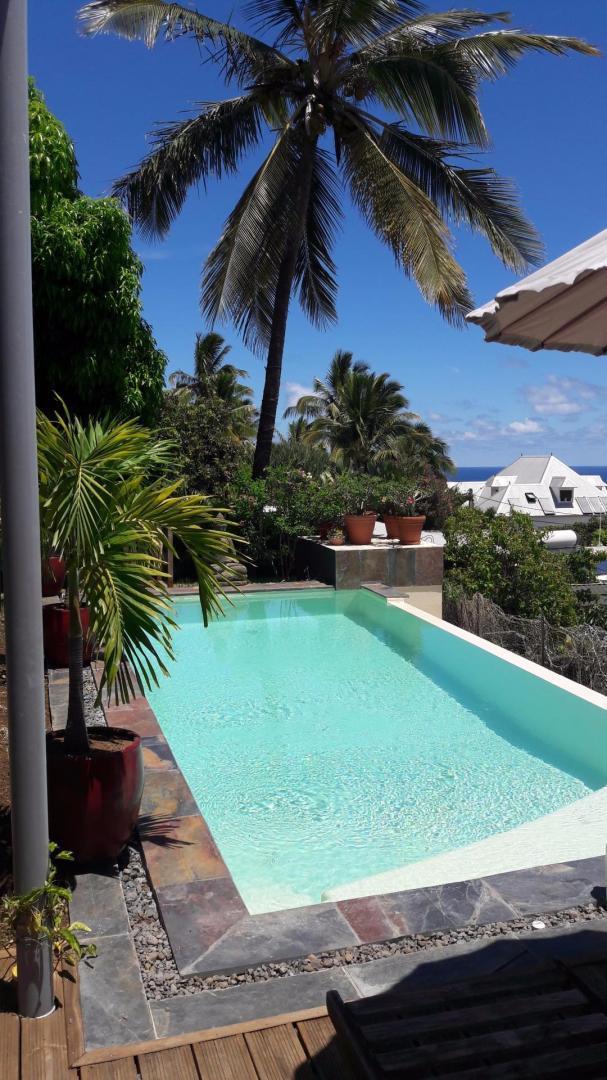 Construction de piscine en pierre naturelle L'Étang-Salé