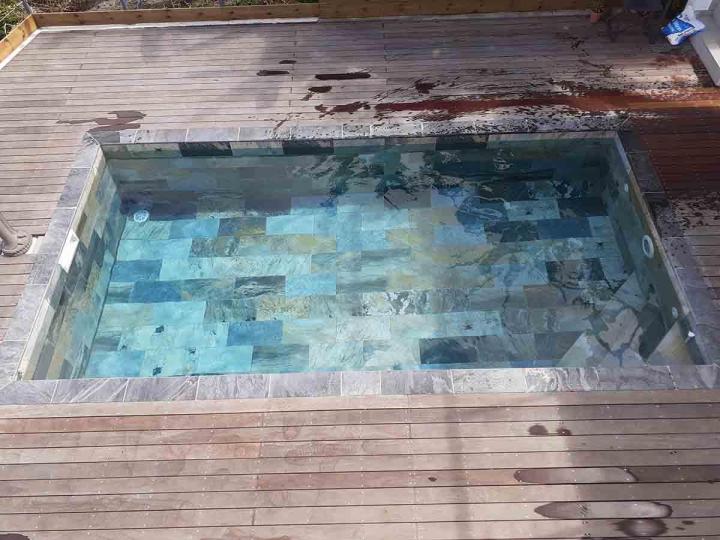 Construction de piscine en pierre naturelle L'Étang-Salé