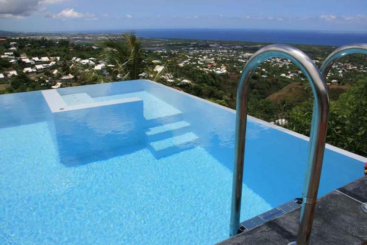Des professionnels de la construction de piscine en pierre naturelle à L'Étang-Salé